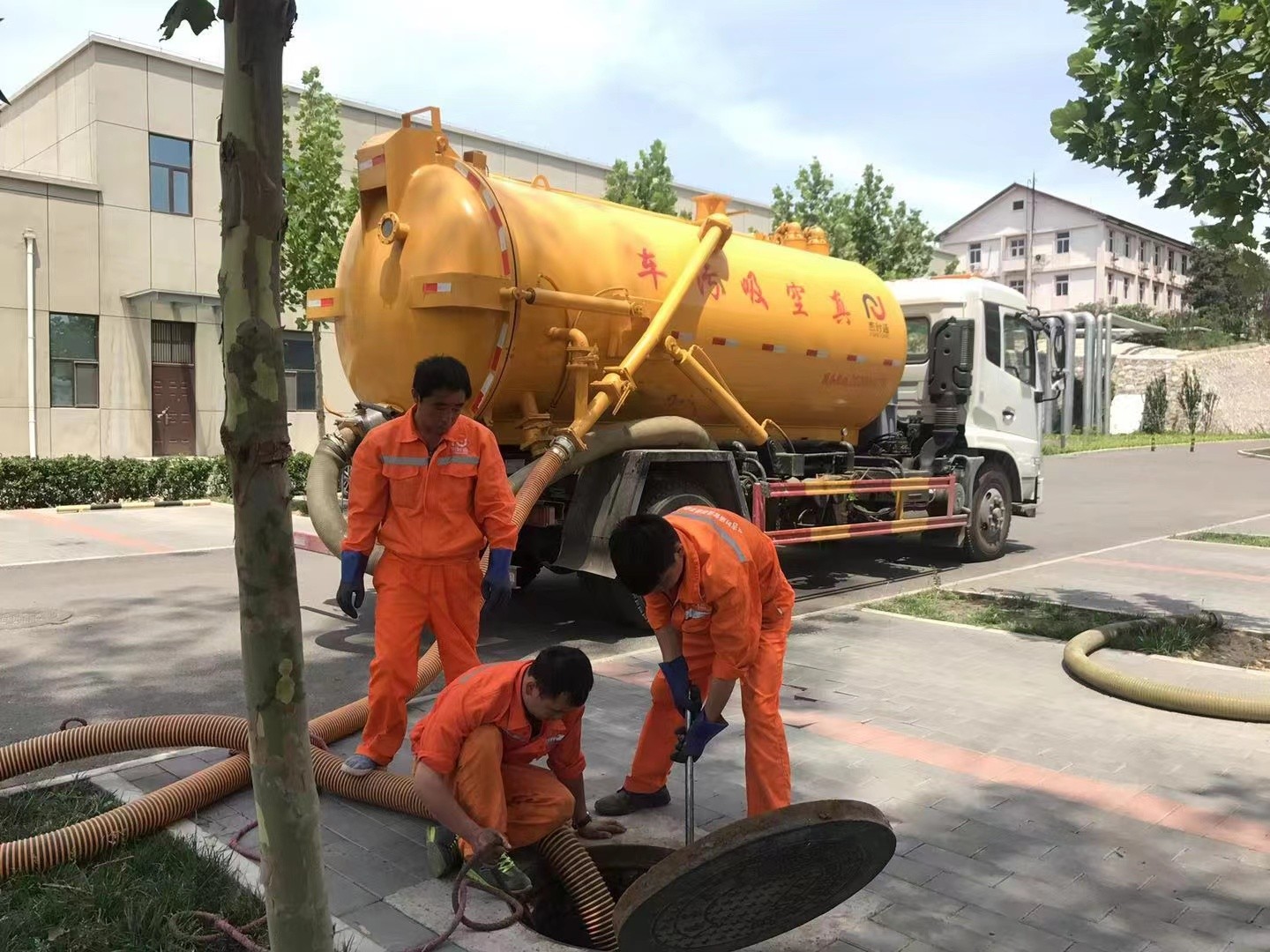 常州管道疏通车停在窨井附近